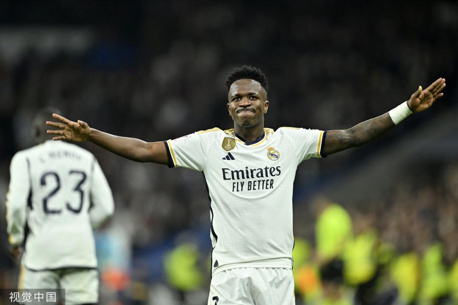 你故意的吧？范戴克防守传中时高举右手导致手球送点